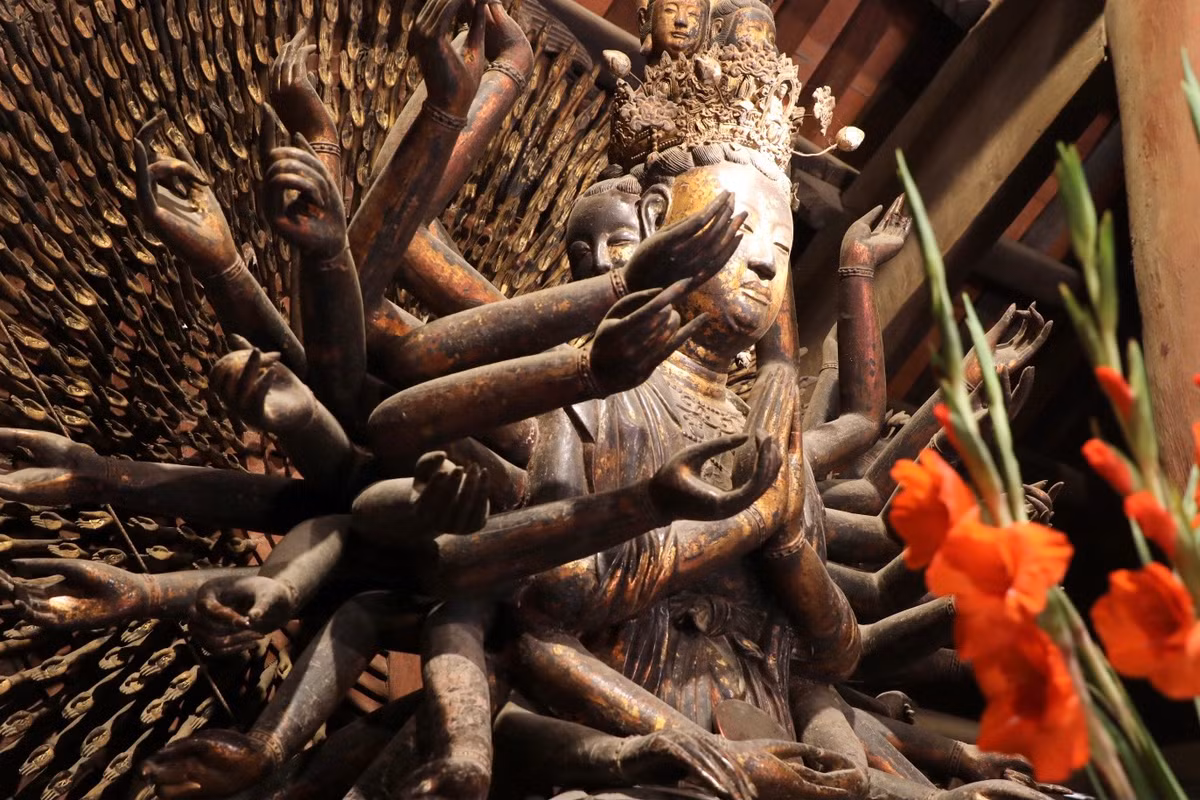 Tượng có 42 cánh tay lớn, các cánh tay để trần, các bàn tay trong tư thế ấn quyết và thiền định. Phật ngồi trên tòa sen hồng được trang trí hoa văn: sóng nước, rồng mây...