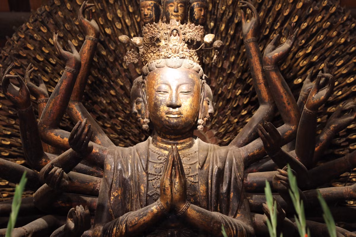 Tượng Phật bà Quan âm nghìn mắt nghìn tay được coi là một tác phẩm độc nhất vô nhị trong nghệ thuật Phật giáo nói riêng và nghệ thuật tạo hình nói chung của Việt Nam thế kỷ XVII. Năm 2012, tượng Phật Quan âm tại chùa Bút Tháp được công nhận là bảo vật quốc gia.