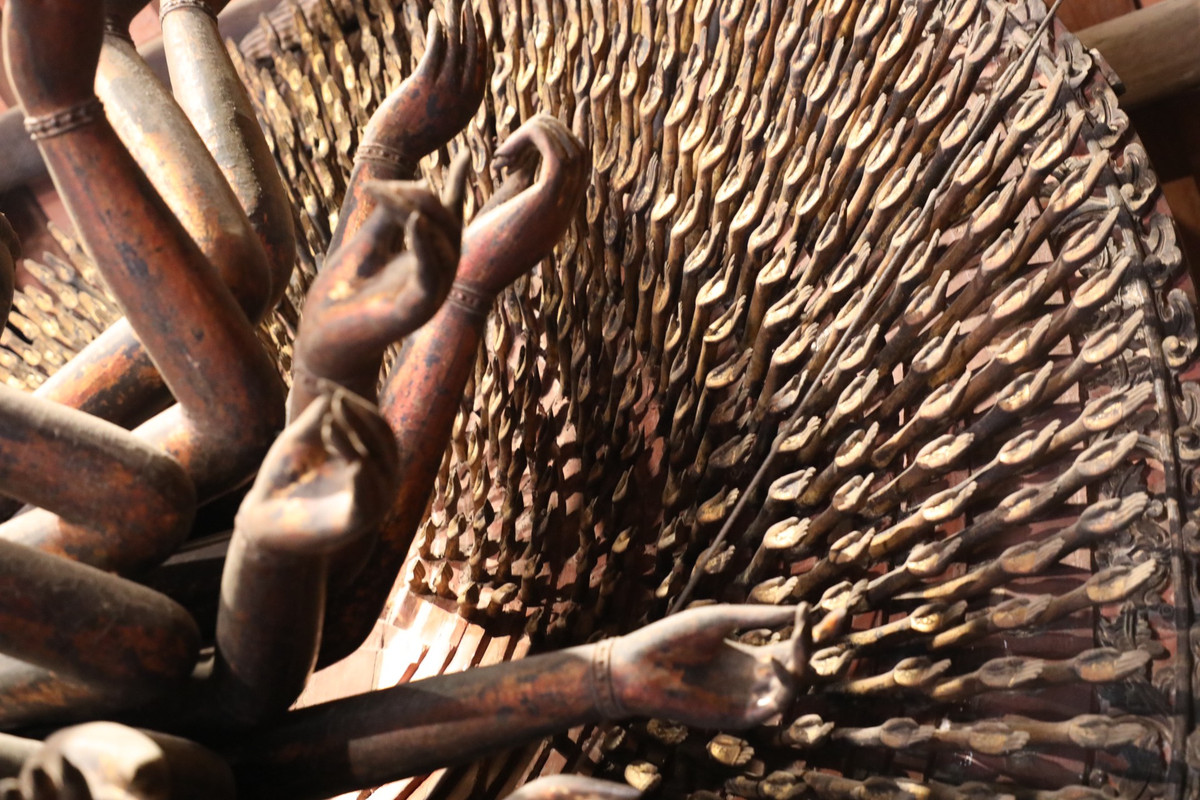 Phía sau tượng có 958 cánh tay nhỏ (dài, ngắn khác nhau), các chùm tay để trần từ sườn, vai, lưng, trên người; những tay được xếp vòng tròn từ lớn đến nhỏ hướng vào tâm.