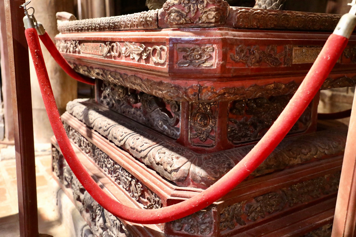 Đài gồm ba lớp cánh sen cánh to xen lẫn cánh nhỏ. Chính giữa có một hàng chữ Hán ghi niên đại tạc tượng: "Tuế thứ Bính Thân, thu nguyệt cốc nhật danh tạo". Mặt bên phải chạm hình hai ô trám lồng vào nhau, hình đồng tiền kép, chính giữ có ghi dòng chữ "Nam Đồng Giao Thọ Nam Trương tiên sinh phụng khắc".