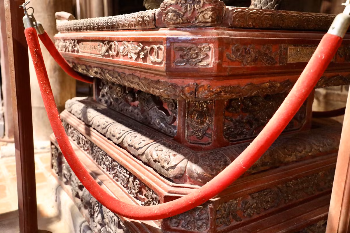 Đài gồm ba lớp cánh sen cánh to xen lẫn cánh nhỏ. Chính giữa có một hàng chữ Hán ghi niên đại tạc tượng: "Tuế thứ Bính Thân, thu nguyệt cốc nhật danh tạo". Mặt bên phải chạm hình hai ô trám lồng vào nhau, hình đồng tiền kép, chính giữ có ghi dòng chữ "Nam Đồng Giao Thọ Nam Trương tiên sinh phụng khắc".