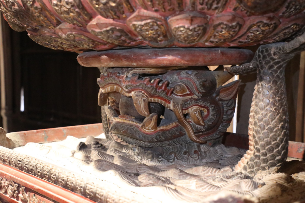 Phần bệ tượng là đầu rồng Hắc Long đội tòa sen cao 30 cm, bệ tượng cao 54 cm. Hình ảnh rồng Hắc Long dưới tòa sen là con rồng đen dưới Biển Đông, tượng trưng cho cái ác. Tượng Quan Âm nghìn mắt nghìn tay ngồi trên tòa sen, cả tòa sen lại đặt trên đầu con rồng đen, tượng trưng cho cái thiện bao giờ cũng ngự trị cái ác.