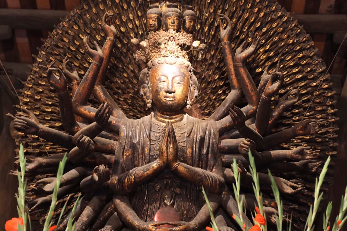 Trao đổi với PV, Thượng tọa Thích Thanh Sơn, Trụ trì chùa Bút Tháp cho biết: “Tượng Phật Bà Quan Âm là pho tượng có niên đại lâu nhất ở Việt Nam. Tượng bắt đầu được tạo tác từ năm 1643, cho đến năm 1653 thì mới hoàn thiện. Bức tượng là tác phẩm nghệ thuật đặc sắc của thời Lê Trung Hưng còn lại đến ngày nay.”