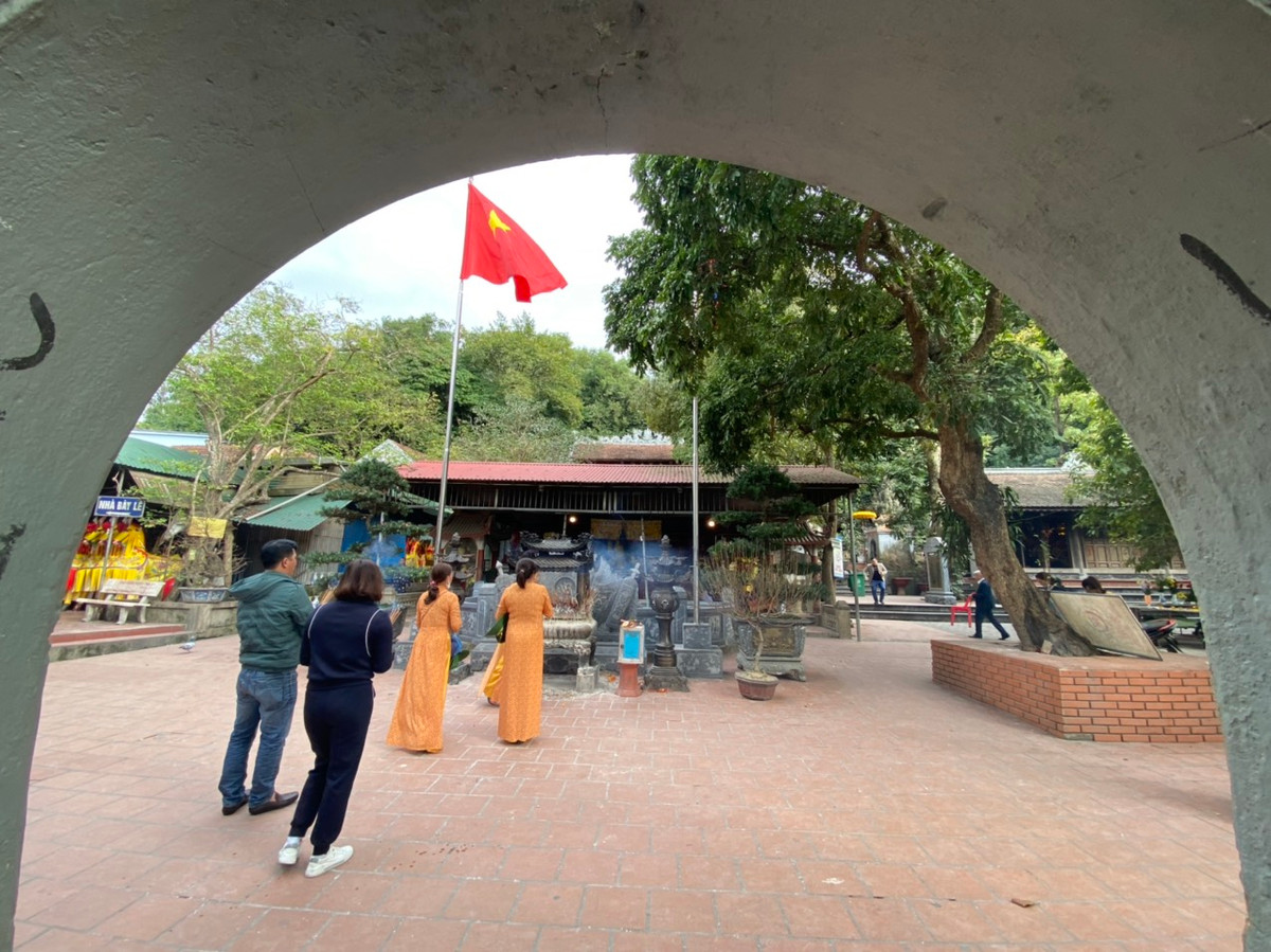 Đền Chợ Củi còn có tên gọi khác là Thánh Mẫu Linh từ hoặc Cô Độc Linh từ, được xây dựng vào thời Hậu Lê. Dù đã trải qua một số lần trùng tu, tôn tạo, ngôi đền vẫn giữ được nét linh thiêng cổ kính. Bố cục kiến trúc đền Chợ Củi nối liền với nhau theo trục thần đạo và toàn bộ không gian nội điện được bố trí thành các cung thờ từ trên xuống dưới gồm cung thờ Thánh Mẫu (thờ Tam phủ), cung thờ Ngũ vị Tôn ông, cung thờ Quan Hoàng Mười, cung Chầu Mười và cung Trần Triều.