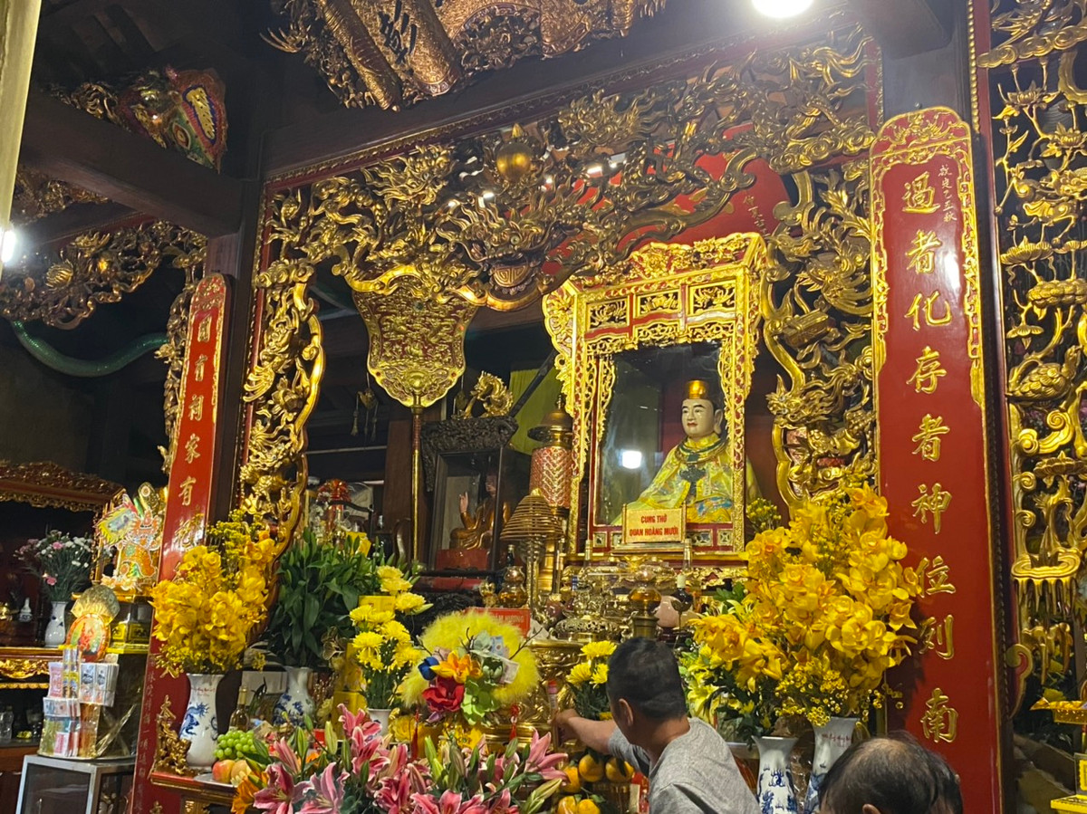 Tương truyền từ ông Hoàng Đệ nhất tới ông Hoàng Mười đều có gốc tích là con trai Long thần Bát Hải Đại vương ở hồ Động Đình. Ông Hoàng Mười trong tâm thức người dân xứ Nghệ là hiện thân của Chiêu Trưng Đại vương Lê Khôi, vị tướng tài thời nhà Lê, tham gia nghĩa quân Lam Sơn lập được nhiều công lao trong công cuộc đánh đuổi giặc Minh vào thế kỷ XV.