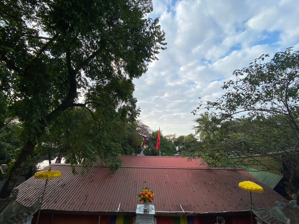 Toàn bộ ngôi đền được phủ bóng cây xanh, phía trước là dòng sông Lam, phía sau là núi cao. Tạo cho đền một địa thế uy linh, đẹp và yên bình.