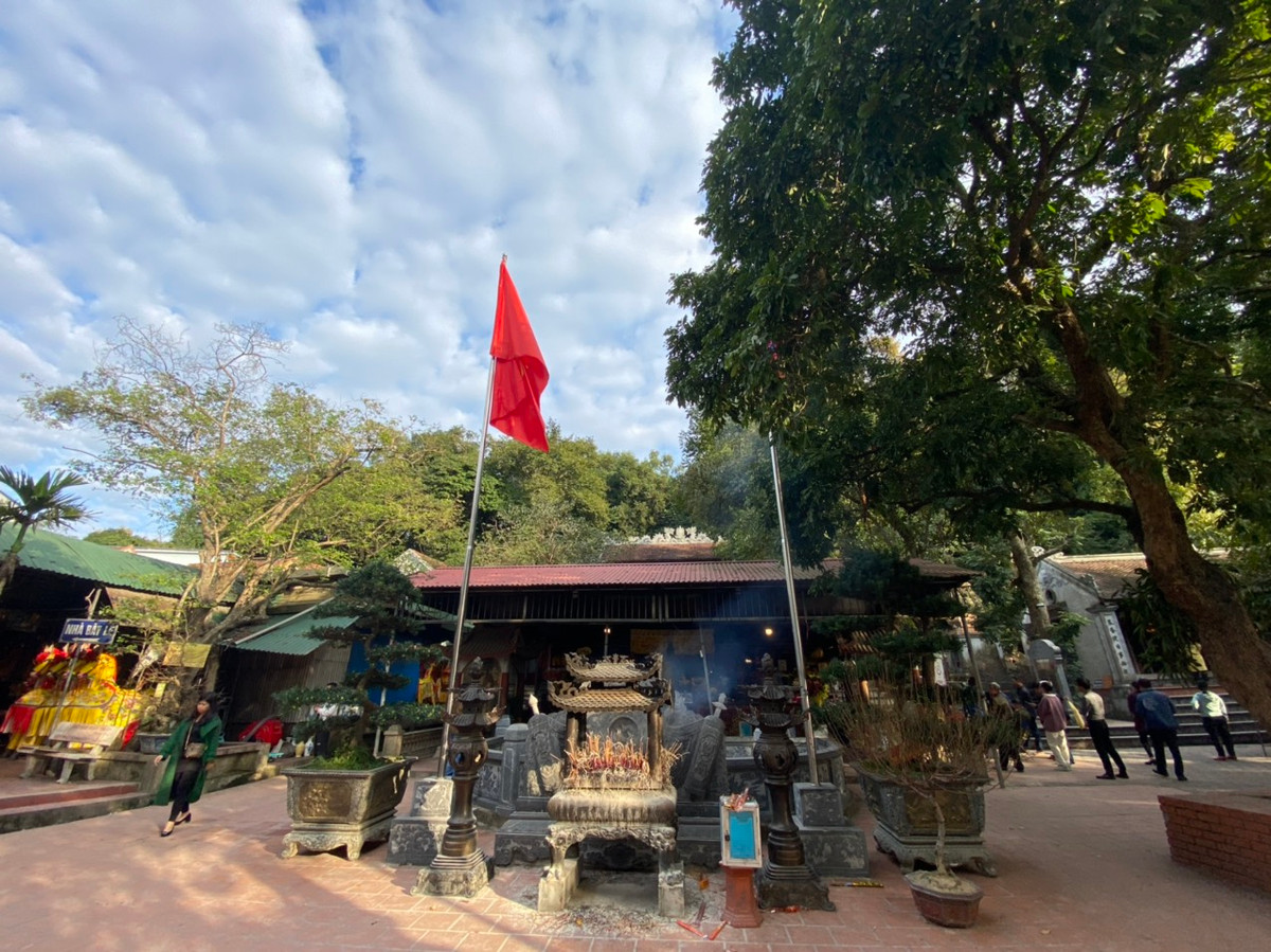 Vào năm 1993 đền Chợ Củi được xếp hạng di tích cấp quốc gia. Kể từ khi được khởi tạo vào cuối đời nhà Lê, đền Chợ Củi nổi tiếng linh thiêng thờ Đức quan Hoàng Mười nên được du khách gần xa tìm đến, nhất là mỗi dịp tết đến xuân về.