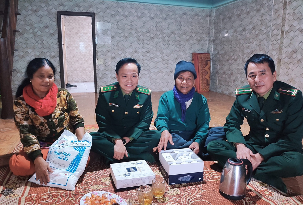 Những ngày Tết Nguyên đán, các chiến sĩ bộ đội biên phòng cũng tới tặng quà cho người dân các thôn, bản trên địa bàn.