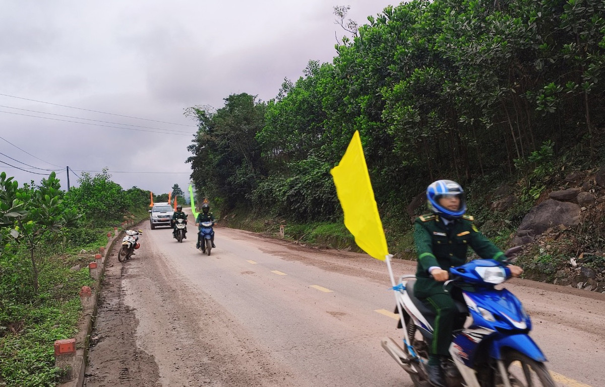 Những ngày trước và sau Tết, lượng pháo và ma túy nhập lậu rất nhiều, do đó việc kiểm soát rất chặt, đặc biệt đối với những phương tiện đi theo đường mòn, lối mở dọc biên giới.