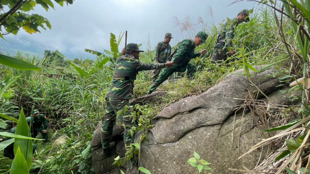 Các chiến sĩ băng rừng, lội suối tuần tra, kiểm soát tại các đường mòn lối mở.