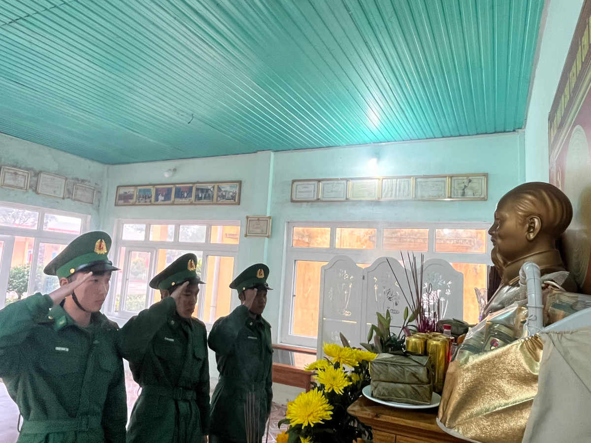 Dù không về quê đón Tết với gia đình, nhưng với những người lính biên phòng, niềm vui của họ là nhìn thấy mùa xuân an lành về khắp bản làng biên giới.