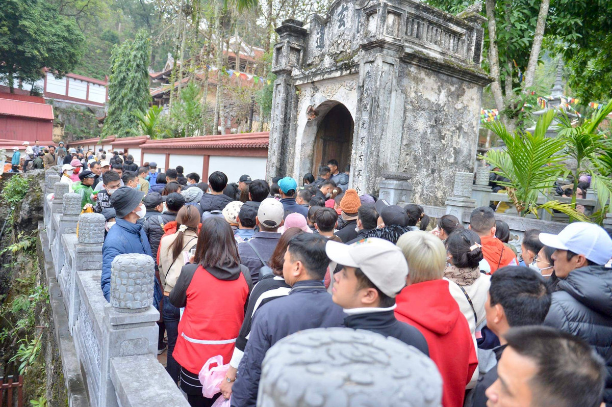 Hướng lên chùa Thiên Trù ken đặc người.