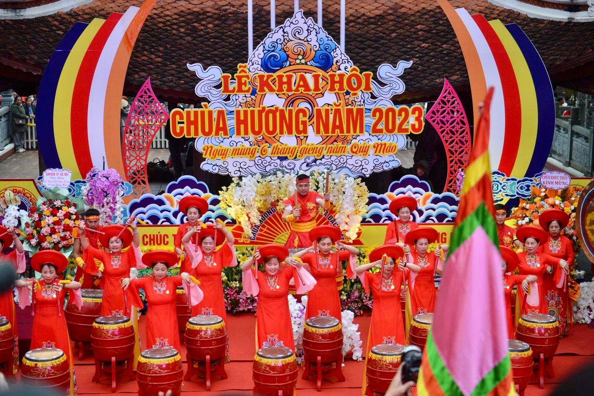 9h, lễ khai hội chùa Hương bắt đầu, Thượng tọa Thích Minh Hiền, trụ trì chùa Hương đã đánh trống khai hội và dâng hương cầu quốc thái dân an.