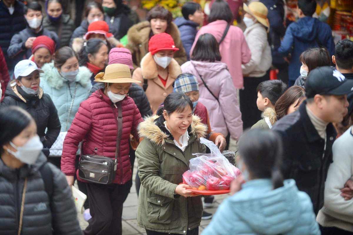 Gần 5.000 đò được hạ thủy để phục vụ nhu cầu đi lại. Khu di tích thắng cảnh Hương Sơn mở cửa đón khách từ 30 tháng Chạp. Theo Ban Quản lý di tích, tính đến ngày khai hội, lượng khách đạt khoảng 150.000 người.