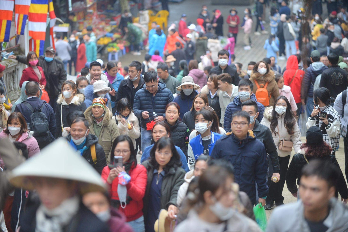 Ban tổ chức lễ hội chùa Hương năm 2023 đã thành lập 7 tiểu ban, một trạm kiểm soát vé thắng cảnh, một tổ liên ngành để bảo đảm an ninh trật tự không gian lễ hội. Cùng với thay đổi hình thức bán vé tham quan, từ vé truyền thống sang mô hình vé điện tử, Ban tổ chức cũng sắp xếp lại các điểm bán vé, phương thức bán vé, bỏ việc bán vé tại 2 cổng Tiên Mai và Đông Khê để bảo đảm thông thoáng, tạo điều kiện cho du khách tham quan, trẩy hội.