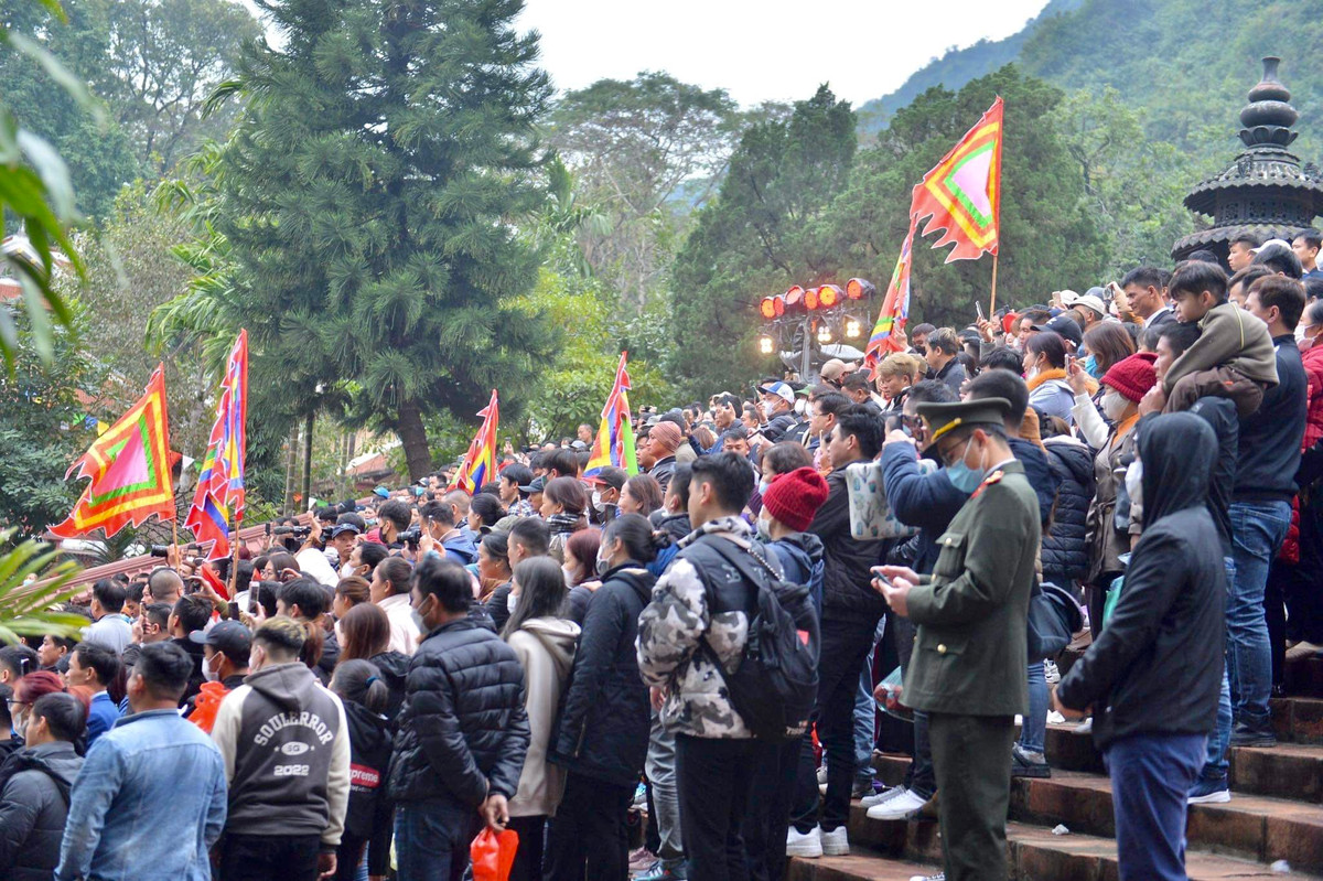 Công tác đảm bảo an ninh, trật tự được chú trọng nhằm bảo vệ an toàn, tạo thuận lợi cho du khách về tham quan, chiêm bái.