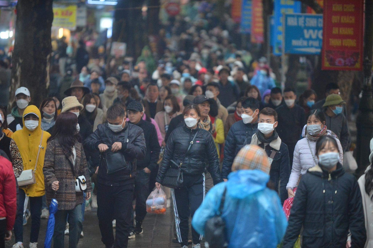 Trong sáng 27/1, hàng ngàn người đã đổ về chùa Hương khai hội. Sau một thời gian hoạt động lễ hội diễn ra cầm chừng do ảnh hưởng của đại dịch, mùa lễ hội năm nay được dự đoán sẽ đón số lượng du khách đông đột biến.