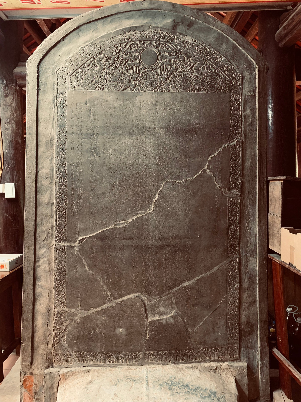 Các bia đá trong chùa ghi lại sự tích làm chùa cho thấy, chùa do bà Ngô Thị Ngọc Diệu (Nguyễn Thị Ngọc Dong, người làng Nam Nguyễn trong tổng Mía thuộc vùng đất cổ Đường Lâm) - một Phi tần của Chúa Trịnh Tráng, cùng cha mẹ và dân làng lập nên năm 1632. Năm 1750, dân các làng Cam Gia Thịnh, Đông Sàng và Mông Phụ góp công, góp của xây thêm nhà tiền đường.