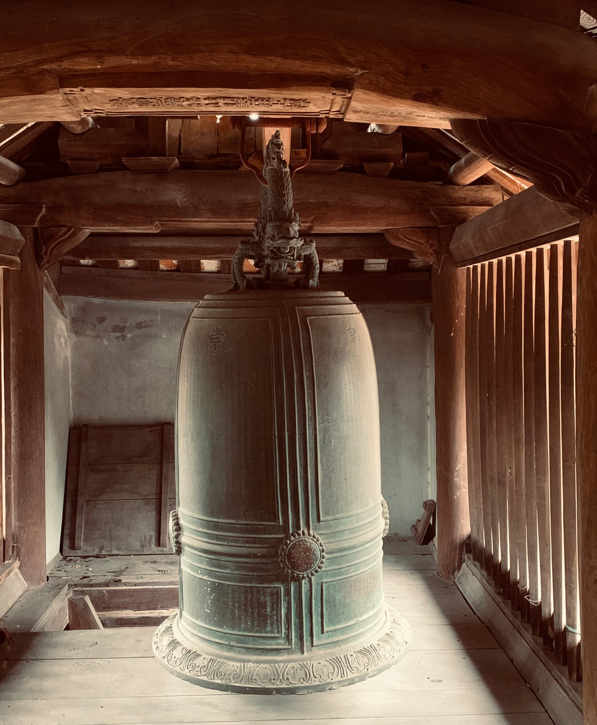 Tầng trên của Tam quan treo quả chuông cổ đúc từ đời Lê (năm 1745)...