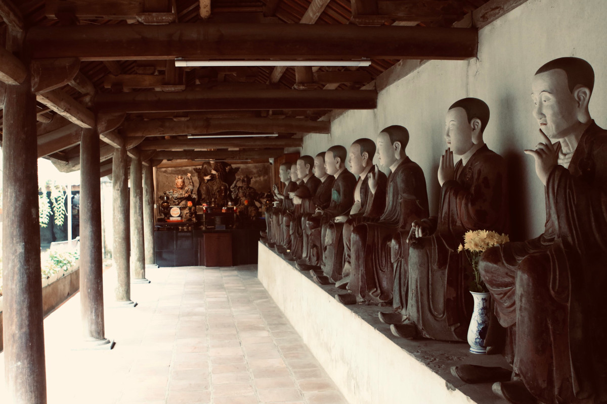 Tượng Phật ở chùa Mía không chỉ đặc sắc về hình dáng, mà còn phong phú về số lượng. Trong chùa hiện thờ 287 tượng lớn nhỏ, gồm 6 tượng đồng, 107 tượng mộc và 174 tượng thổ.