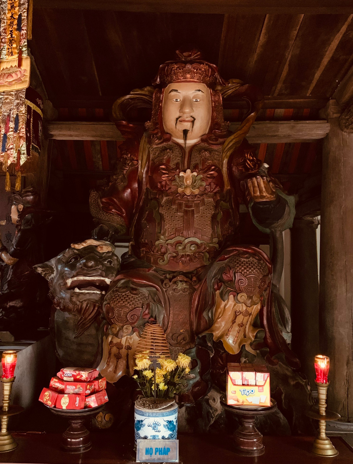 Đặc biệt, chùa thờ tượng Hộ pháp, Kim Cương cao hơn 2m và 18 vị La hán với nhiều tư thế, nét mặt sinh động ở tả hữu hành lang. Tháng 5 năm 2006, chùa Mía đã được Trung tâm Sách kỷ lục Việt Nam công nhận là ngôi chùa lưu giữ nhiều tượng nghệ thuật nhất Việt Nam.