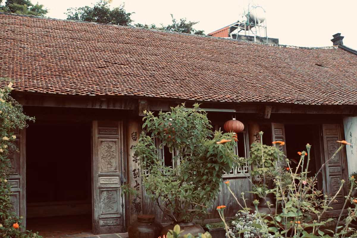 Trong số hàng chục di tích nổi tiếng ở Đường Lâm, có lẽ chùa Mía là di tích cổ nhất, đẹp nhất. Chùa được xây theo kiểu "nội công, ngoại quốc", phía sau có thêm hậu đường.