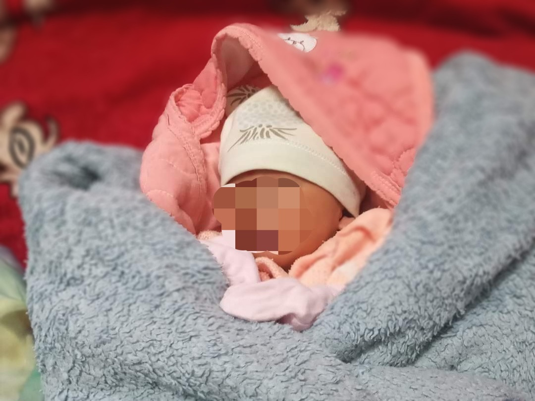 Phát hiện một trẻ sơ sinh bị bỏ rơi kèm phiếu tiêm chủng Phat hien mot tre so sinh bi bo roi kem phieu tiem chung