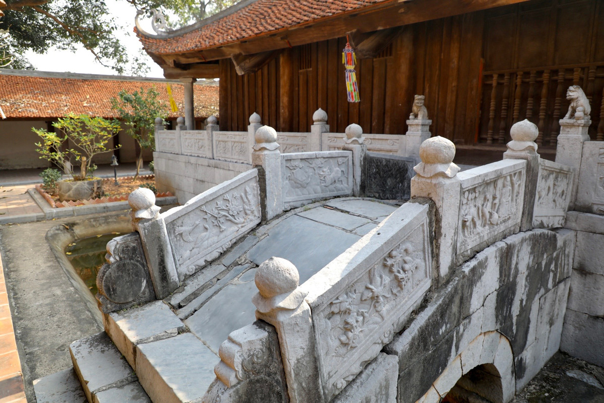 Trao đổi với PV, Thượng tọa Thích Thanh Sơn, Trụ trì chùa Bút Tháp cho biết: “Chùa Bút Tháp được xây dựng từ thời Trần, Thiền sư Huyền Quang đã cho tu sửa chùa và trụ trì tại đây. Chùa được xây theo cấu trúc kiểu nội công ngoại quốc, gồm nhiều toà, hai bên là hai dãy hành lang, mỗi dãy 26 gian, dài trên 100m. Đặc biệt, ngôi chùa vẫn giữ được vẻ nguyên vẹn như lúc ban đầu.”