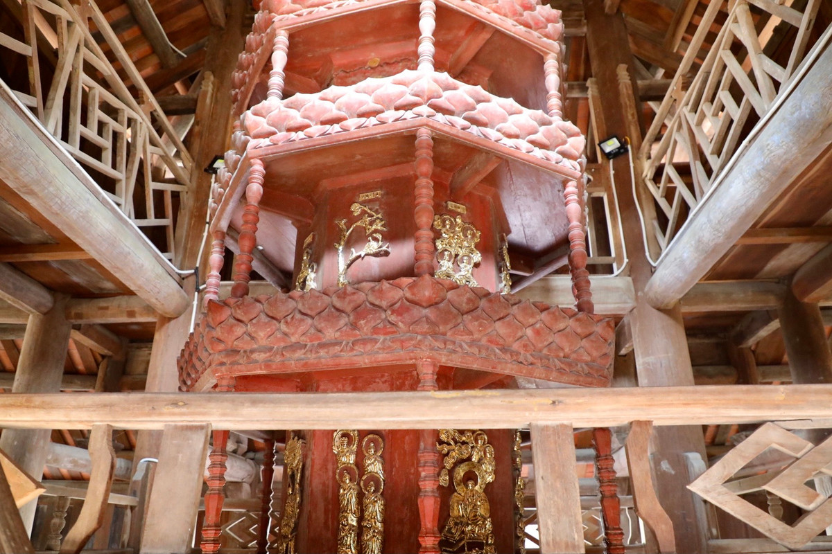 Tòa Cửu phẩm liên hoa hình tháp bát giác, cao 7,8 m xếp 9 tầng theo kiểu tòa sen được đặt ở chính giữa lòng nhà tòa Tích thiện am, thể hiện 9 kiếp tu của Đức Thích Ca Mâu Ni.