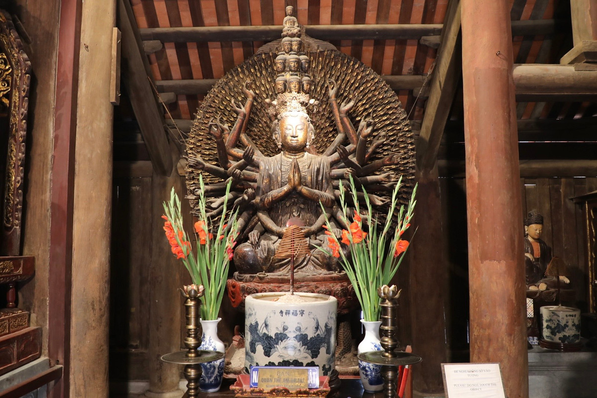 Độc đáo và đặc biệt nhất chính là tượng Phật bà Quan âm nghìn mắt nghìn tay, đã được Chính phủ công nhận là bảo vật quốc gia năm 2012.