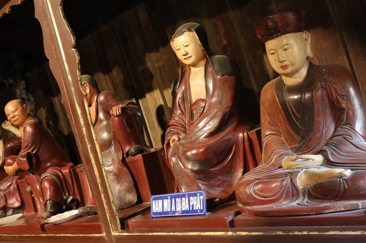 Ngoài ra, chùa còn có đến hơn 70 pho tượng bằng gỗ khác. Nơi đây được đánh giá là khuôn mẫu Phật giáo ở Việt Nam.