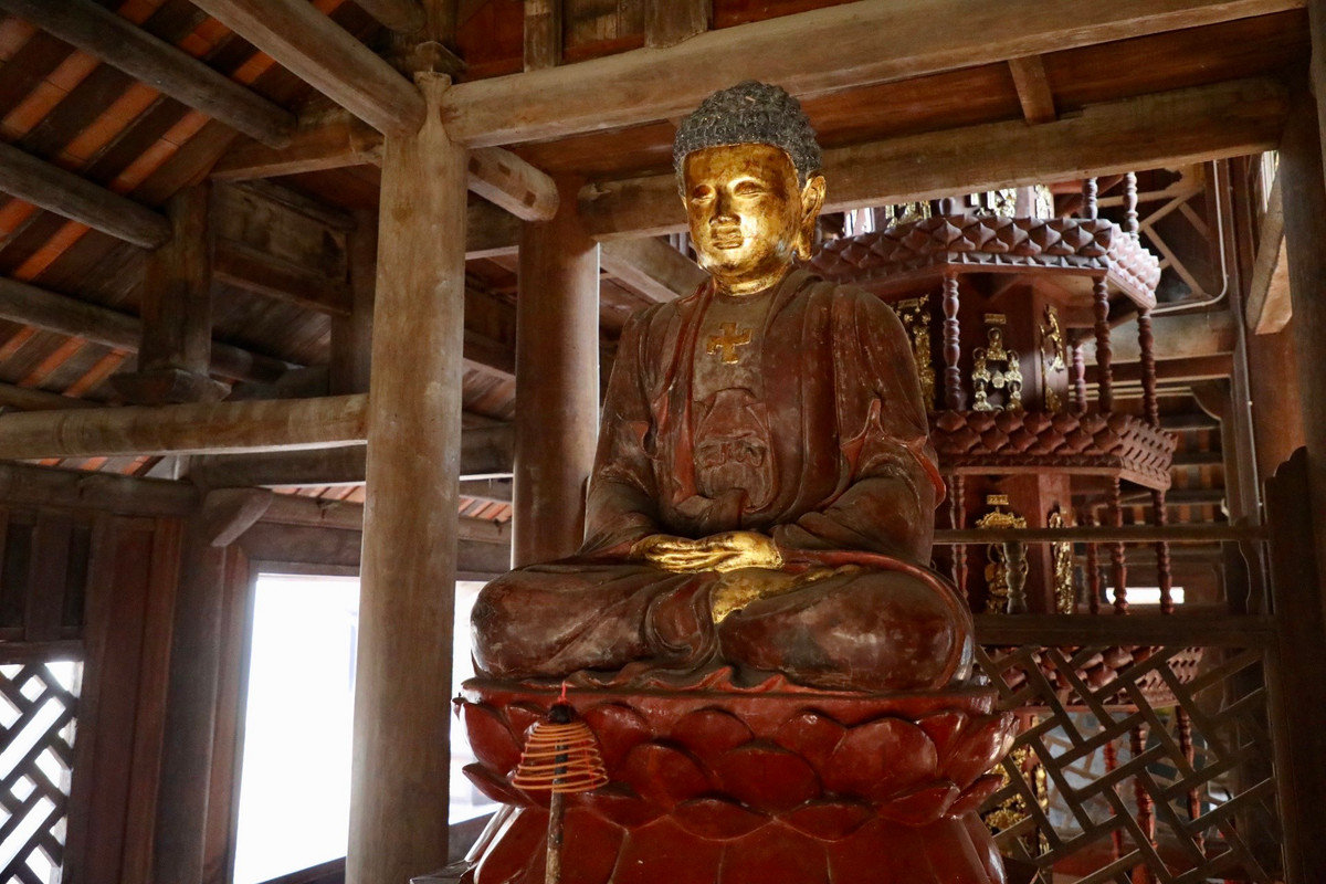 2 trong 3 pho tượng Tam thế được đặt cạnh tòa Cửu phẩm liên hoa.