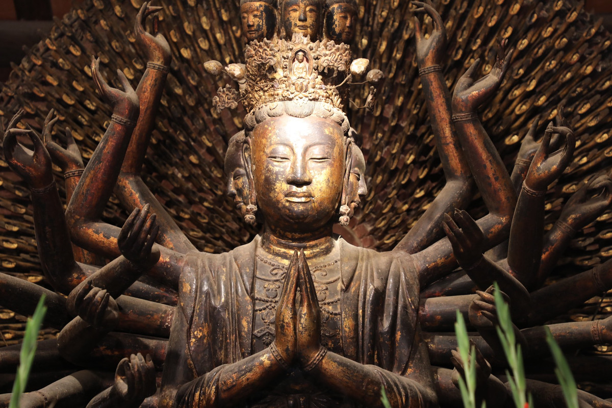 Tượng phật Quan Âm có 958 cánh tay ngắn và 42 tay dài, trong mỗi bàn tay có 01 con mắt. Đây được xem như một tác phẩm nghệ thuật bằng gỗ độc nhất mang nhiều ý nghĩa về Phật Giáo. Phật bà ngồi trên toà sen hồng được trang trí hoa văn sóng nước, rồng mây…