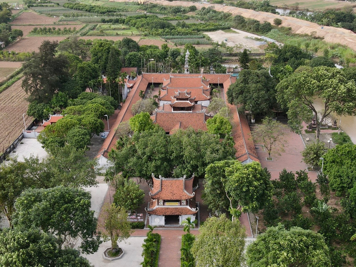 Chùa Bút Tháp toạ lạc tại ven dòng sông Đuống, có tên chữ là Ninh Phúc tự, thuộc xã Đình Tổ, huyện Thuận Thành, tỉnh Bắc Ninh. Trong chùa còn lưu giữ gần 100 pho tượng gỗ tạc trong nhiều tư thế đứng, ngồi, quỳ với nét mặt sinh động, biểu hiện nội tâm sâu sắc với ý nghĩa Phật giáo cao cả.