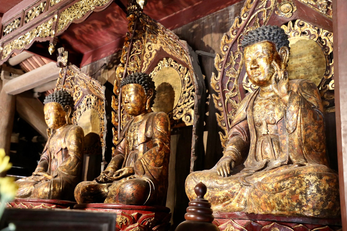 Cạnh bức tượng Phật Bà nghìn mắt nghìn tay là hệ thống ba pho tượng Tam thế: Phật A Di Đà chủ trì quá khứ, Phật Thích Ca Mâu Ni chủ trì hiện tại và Phật Di Lặc chủ trì tương lai. Ba pho tượng được công nhận là bảo vật quốc gia năm 2020.