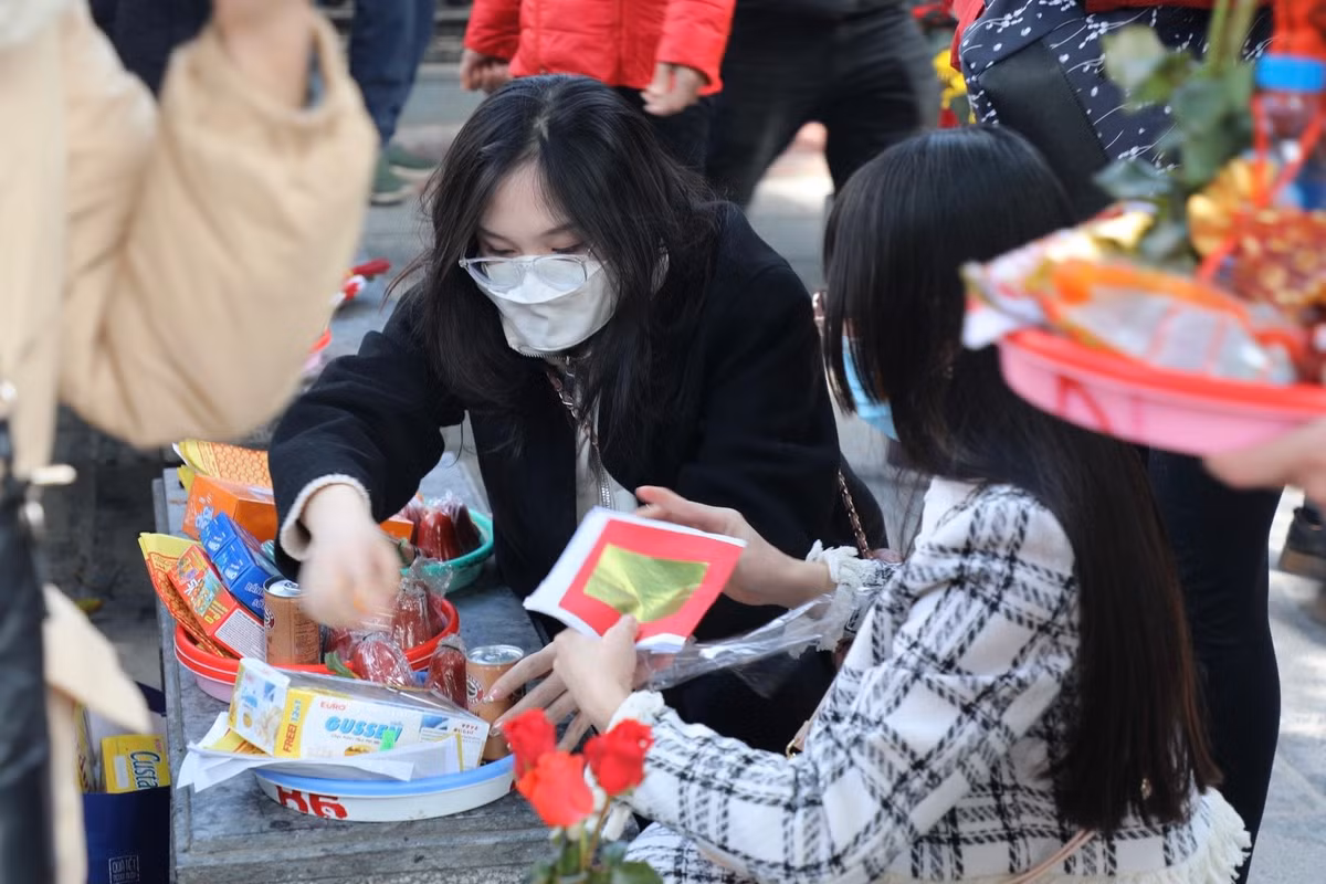 Bạn Nguyễn Thị Mỹ Linh 26 tuổi, ở Bắc Ninh ra Hà Nội đi chùa Hà để cầu tình duyên cho biết: “Đây là lần đầu tiên mình đi chùa Hà. Bạn mình sau khi đi chùa Hà về và đã có người yêu thật, nay mình mình tới đây làm lễ mong sẽ sớm tìm được người yêu thương mình”.