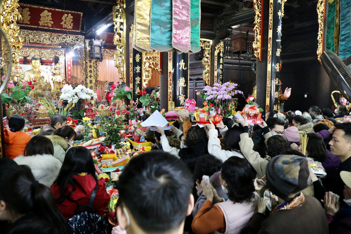 Trong các ban thờ luôn chật kín người và mâm lễ. Vì quá đông nên nhiều người không nhớ được vị trí mâm lễ của mình ở đâu.