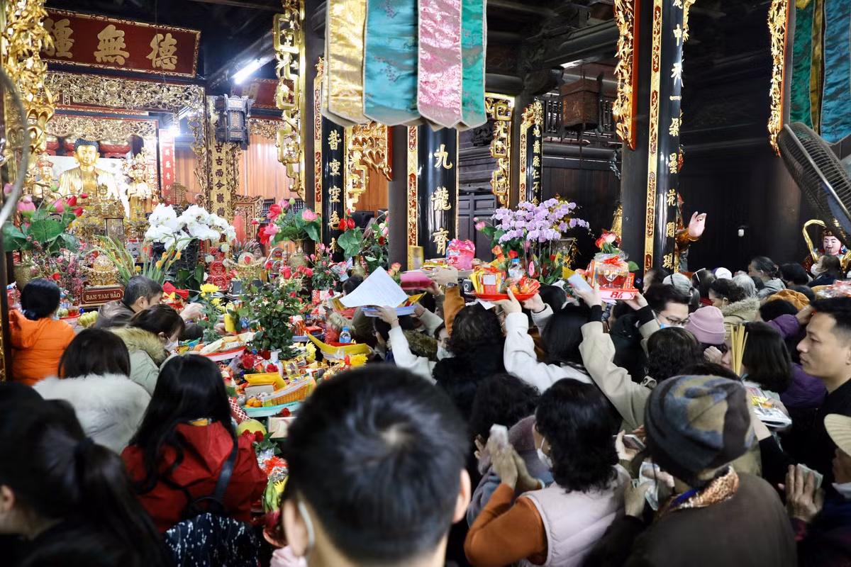 Trong các ban thờ luôn chật kín người và mâm lễ. Vì quá đông nên nhiều người không nhớ được vị trí mâm lễ của mình ở đâu.