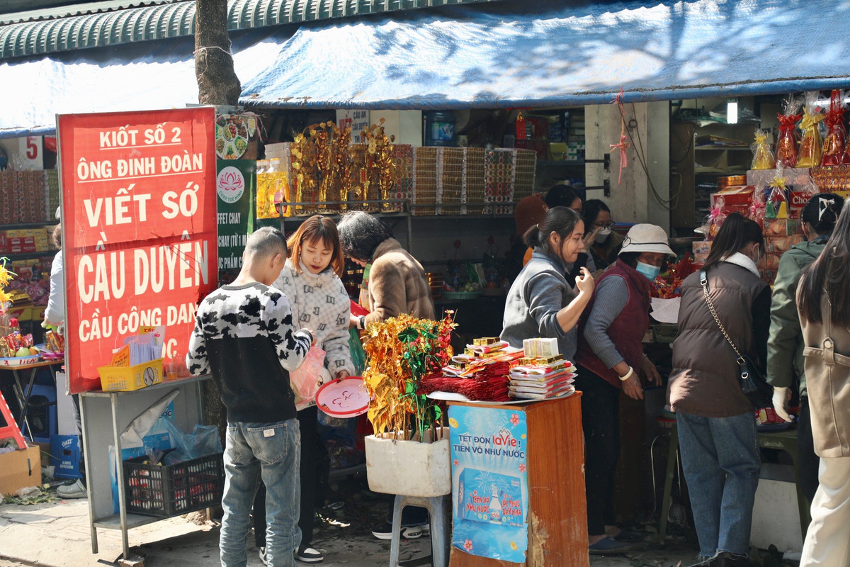 Theo các chủ cửa hàng ở cổng chùa Hà, mỗi mâm lễ có giá dao động từ 100.000 - 150.000 đồng, được sửa soạn tùy theo mục đích của người dâng. Chẳng hạn, mâm lễ cầu duyên gồm hoa hồng đỏ, quả chín, trầu cau, tiền vàng...