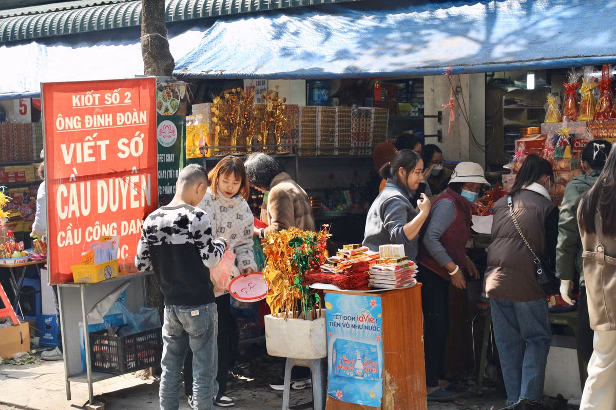 Theo các chủ cửa hàng ở cổng chùa Hà, mỗi mâm lễ có giá dao động từ 100.000 - 150.000 đồng, được sửa soạn tùy theo mục đích của người dâng. Chẳng hạn, mâm lễ cầu duyên gồm hoa hồng đỏ, quả chín, trầu cau, tiền vàng...