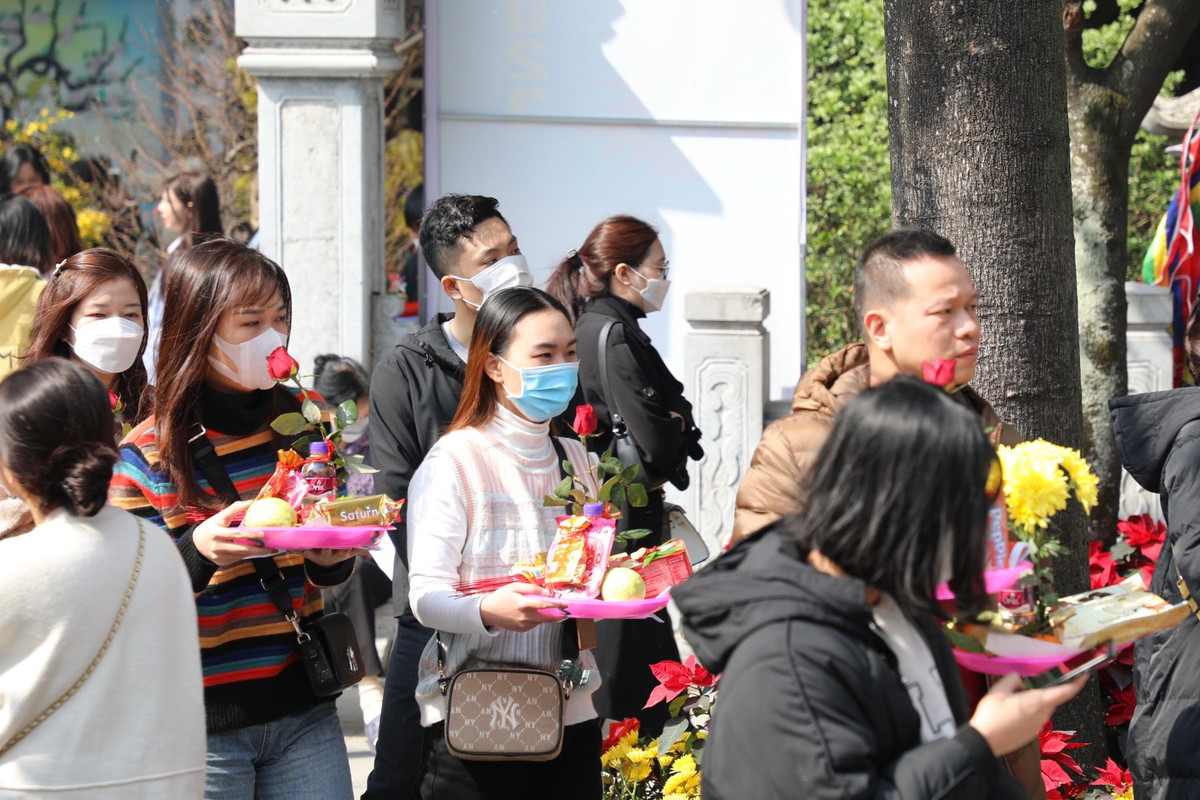 Nhiều bạn trẻ đã chia sẻ kinh nghiệm khi đi chùa Hà cầu duyên nhất định phải sắm đủ 3 mâm lễ. Đầu tiên là Lễ Ban Tam Bảo để cầu an gồm hương hoa, nến (bắt buộc), bánh kẹo hoa quả tuỳ tâm, phẩm oản, lưu ý ban Tam Bảo kính Phật không cúng đồ mặn, tiền vàng.