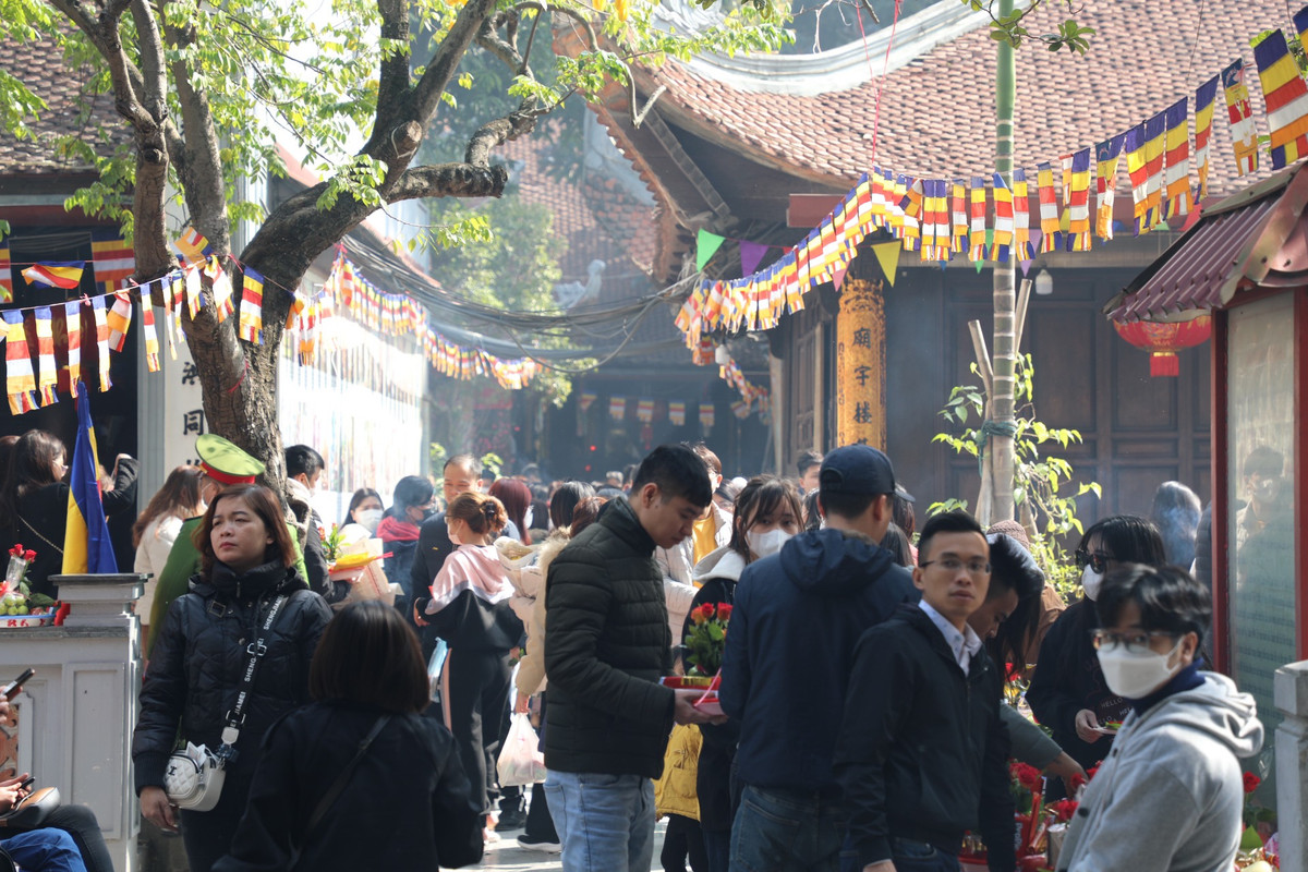 Theo ghi nhận của PV, ngày 29/1 (tức mùng 8 Tết) hàng ngàn người, trong đó chủ yếu là các bạn trẻ đã tới chùa Hà (Hà Nội) để cầu tài, cầu lộc, cầu sức khỏe và đặc biệt là cầu duyên.