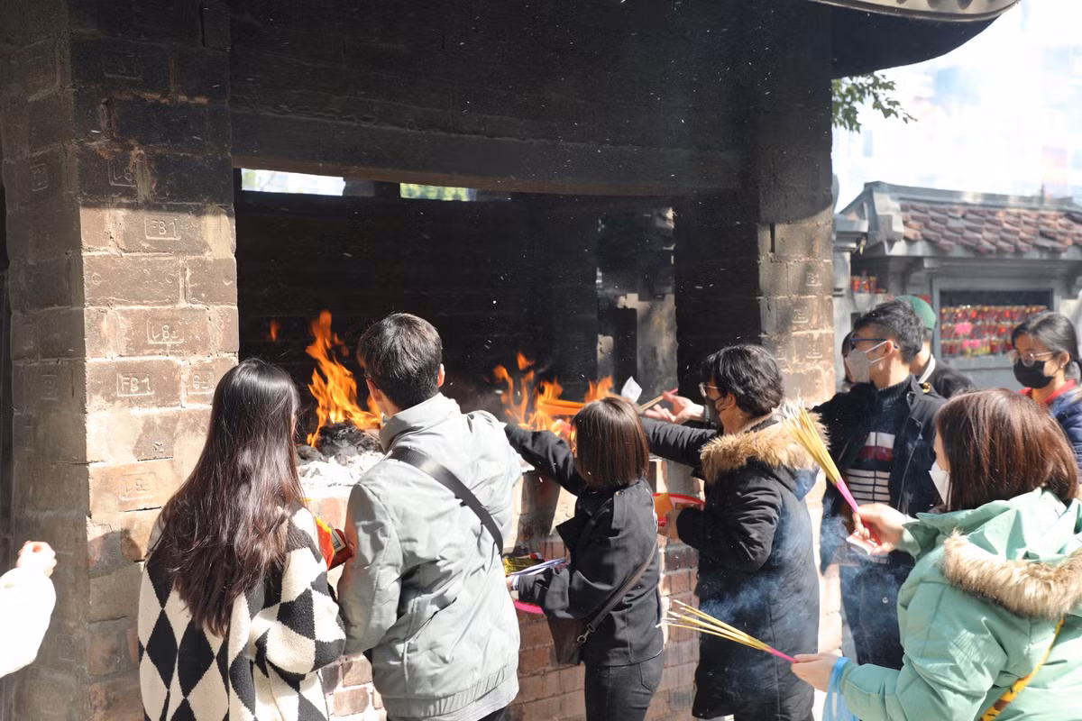 Khu vực đốt giấy tiền, vàng mã lửa luôn cháy đỏ rực.