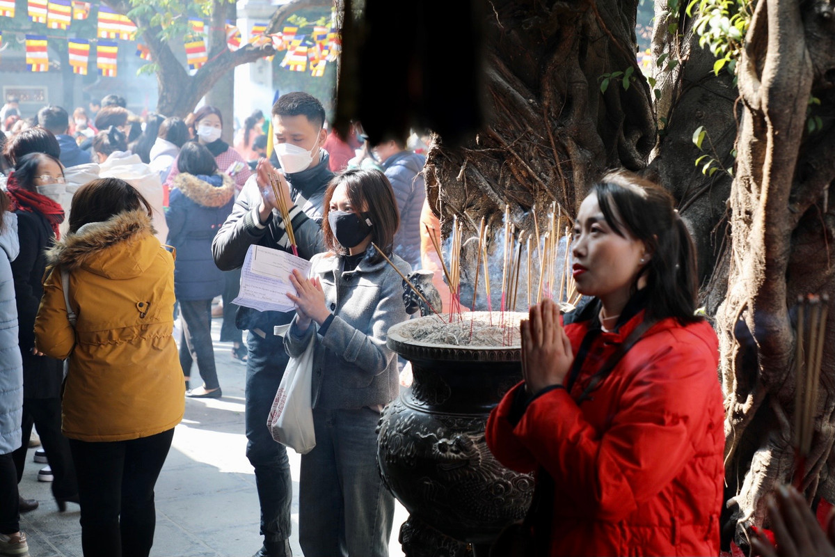 Tiếp theo là Lễ Ban Đức Chúa Ông cầu công danh tài lộc gồm tiền vàng, rượu thuốc chè, đồ mặn tuỳ ý (trước cúng sau ăn, muốn ăn gì thì cúng nấy, có thể là xôi, giò, bánh chưng thịt)... lưu ý chai rượu phải mở ra khi dâng mâm lễ. Cuối cùng là Lễ Ban Mẫu (rất quan trọng, để cầu duyên) gồm tiền vàng, hoa, trầu cau, bánh kẹo, tiền lẻ (để sau đó công đức).