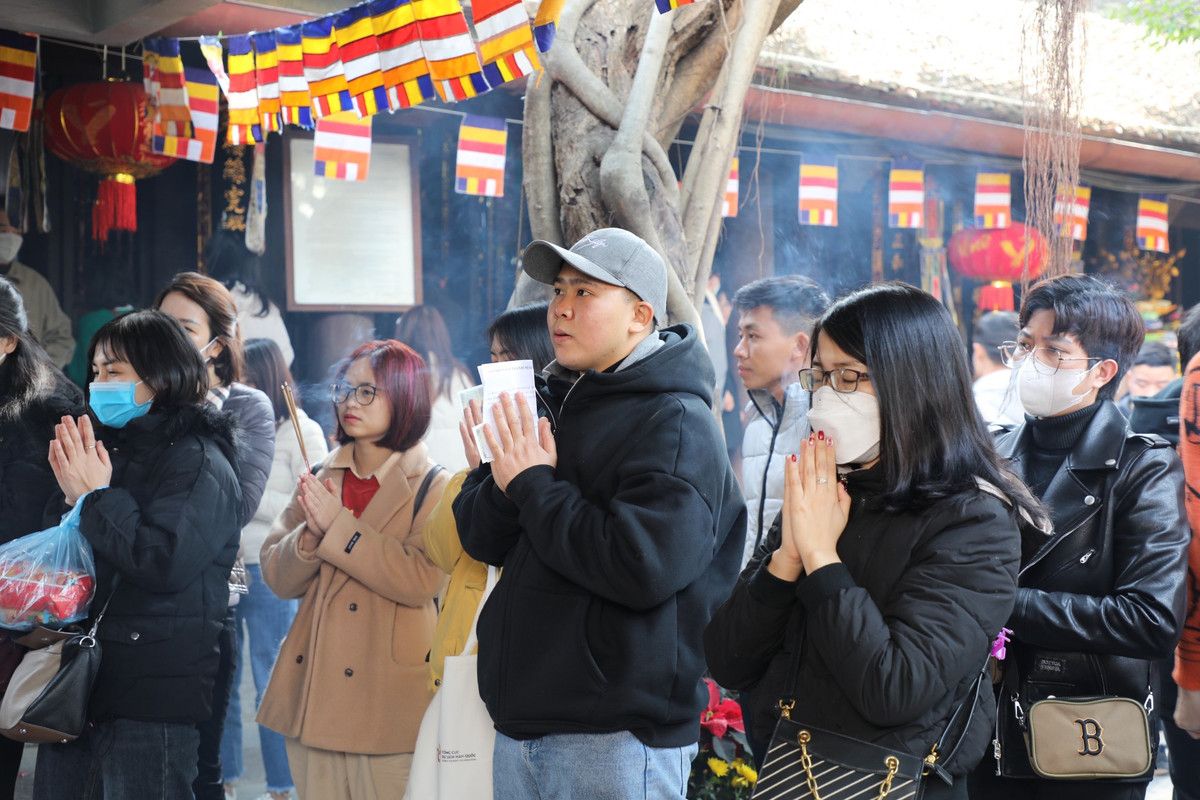 Không chỉ là nơi cầu duyên, người dân tới chùa Hà còn để cầu bình an, sức khỏe và may mắn.