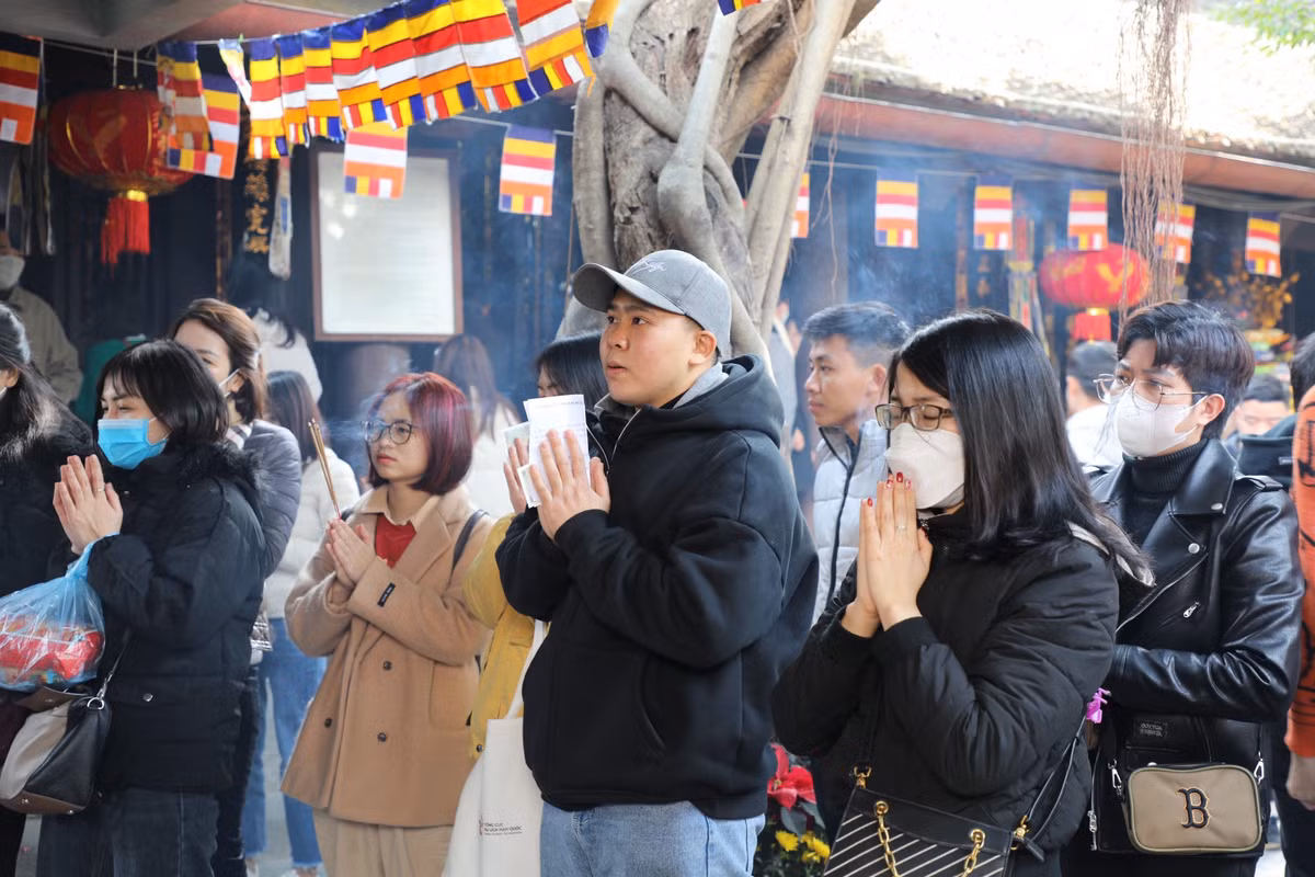 Không chỉ là nơi cầu duyên, người dân tới chùa Hà còn để cầu bình an, sức khỏe và may mắn.