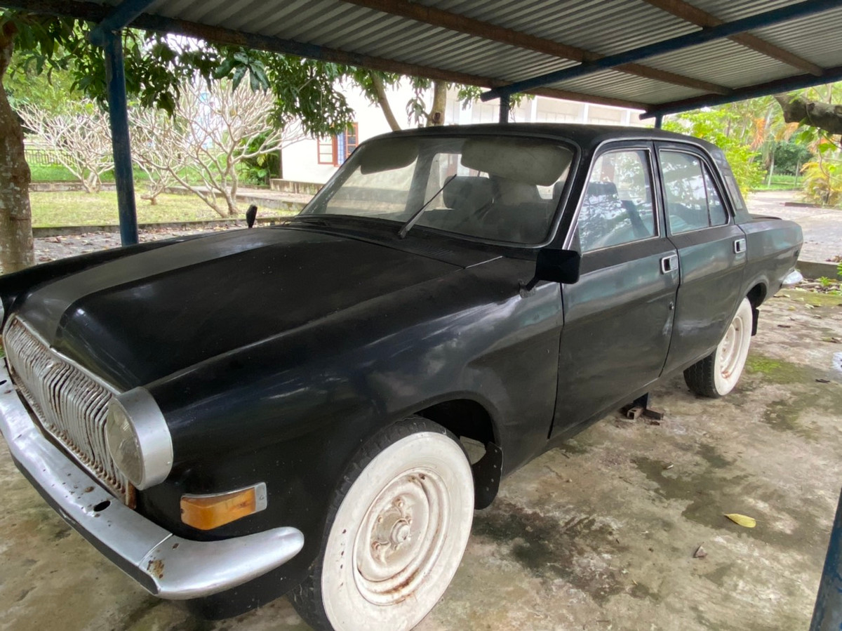 Chiếc xe dùng để đi lại của lãnh đạo Chính phủ cách mạng lâm thời vẫn còn được trưng bày ngay trước cổng di tích.