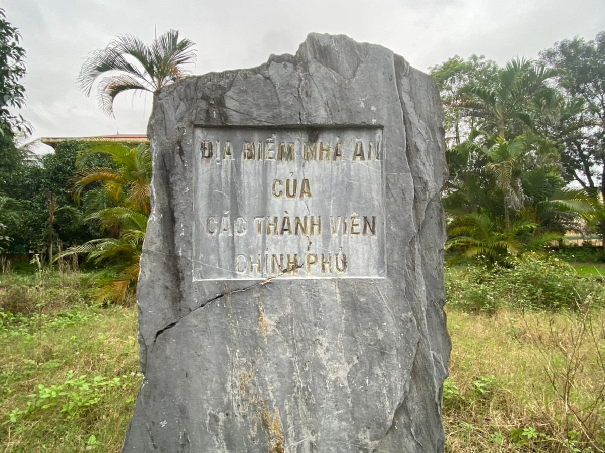 Tấm bia ghi lại khu vực địa điểm nhà ăn của các thành viên Chính phủ. Rất tiếc do sự tàn phá thiên tai, khu vực này chỉ còn dấu tích nền móng cũ.