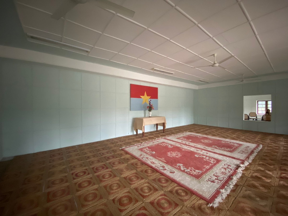 Căn phòng chính của khu di tích, lá cờ của Mặt trận Dân tộc Giải phóng Miền Nam Việt Nam được gắn trên tường. Tất cả những chi tiết còn lại như bục gỗ, lọ hoa, các chậu cây, thảm hoa cùng với các loại thảm đỏ, thảm cói đều được bố trí gần như nguyên trạng.