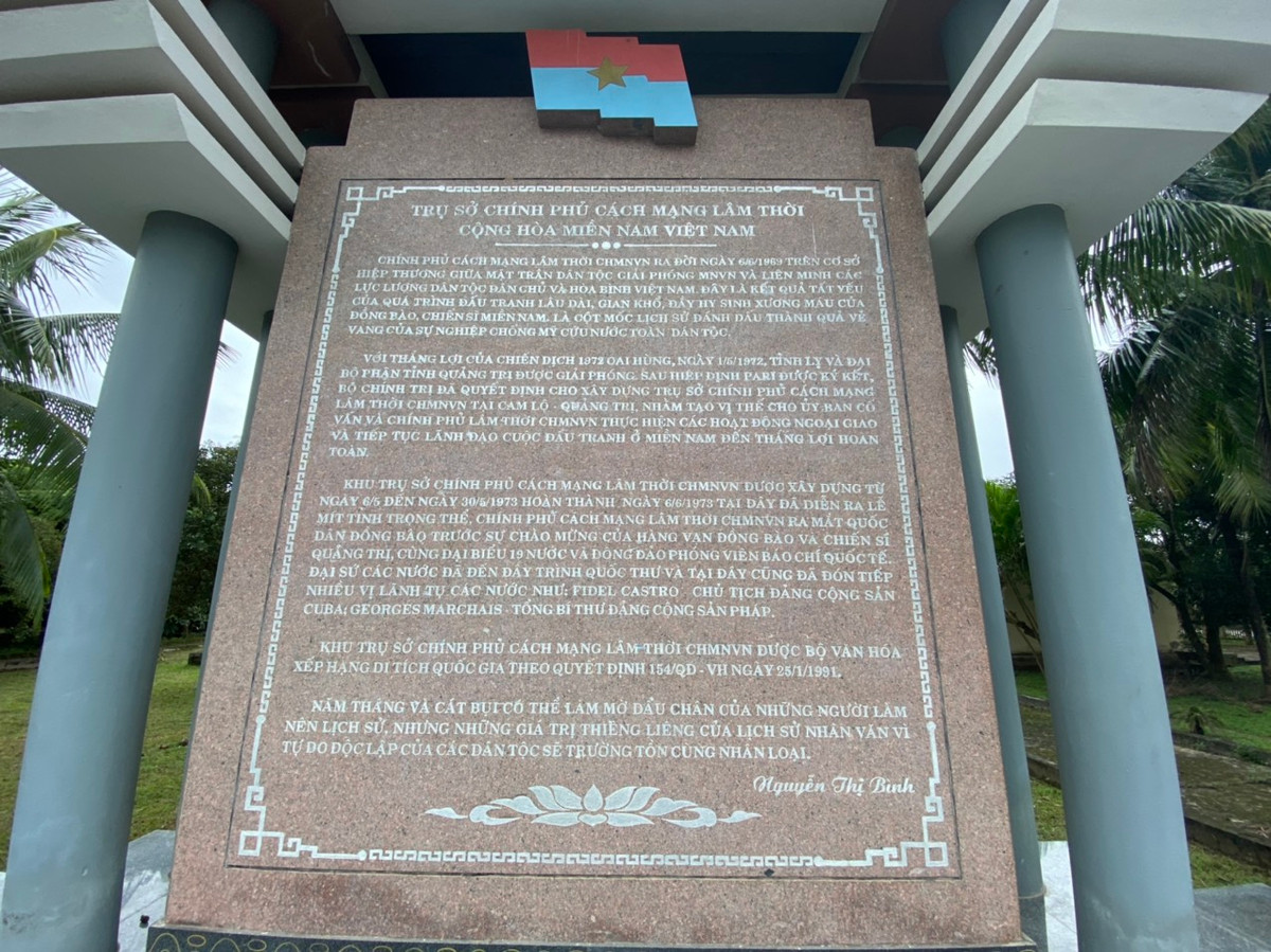 Tấm bia ghi lại những dấu mốc lịch sử quan trọng của trụ sở Chính phủ cách mạng lâm thời cộng hòa miền Nam Việt Nam.